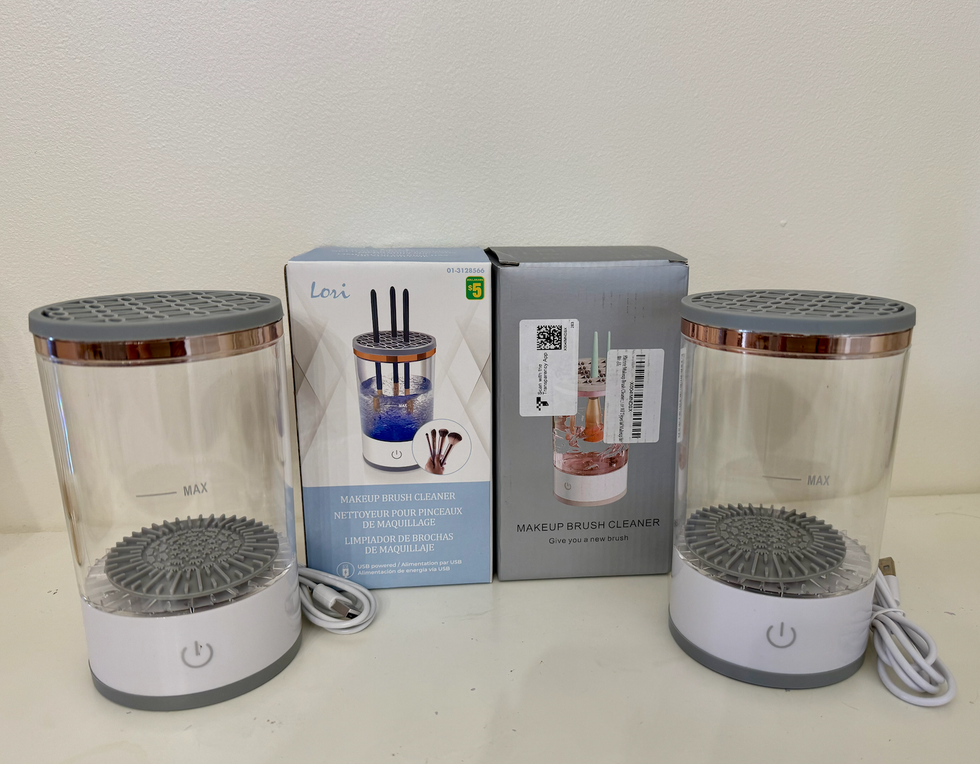 Les deux nettoyeurs de pinceaux de maquillage \u00e9lectriques c\u00f4te \u00e0 c\u00f4te.