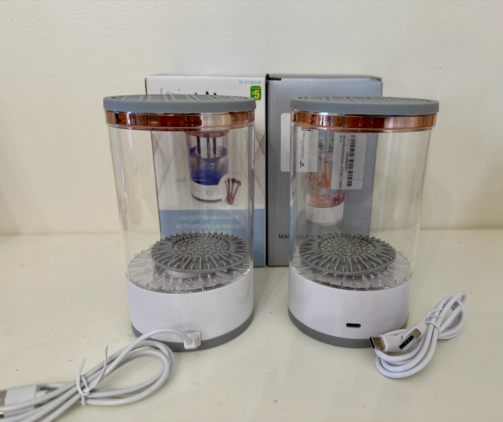 Les deux nettoyeurs de pinceaux de maquillage \u00e9lectriques c\u00f4te \u00e0 c\u00f4te.