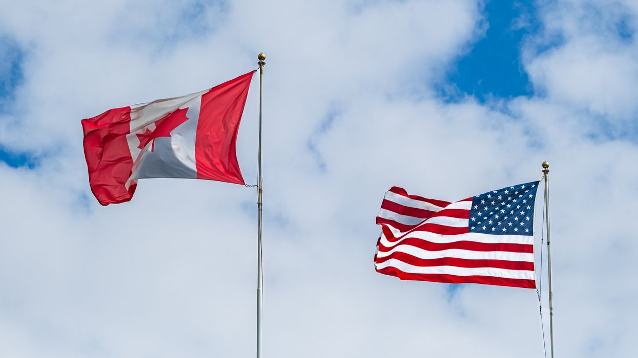 Les drapeaux du Canada et des États-Unis.