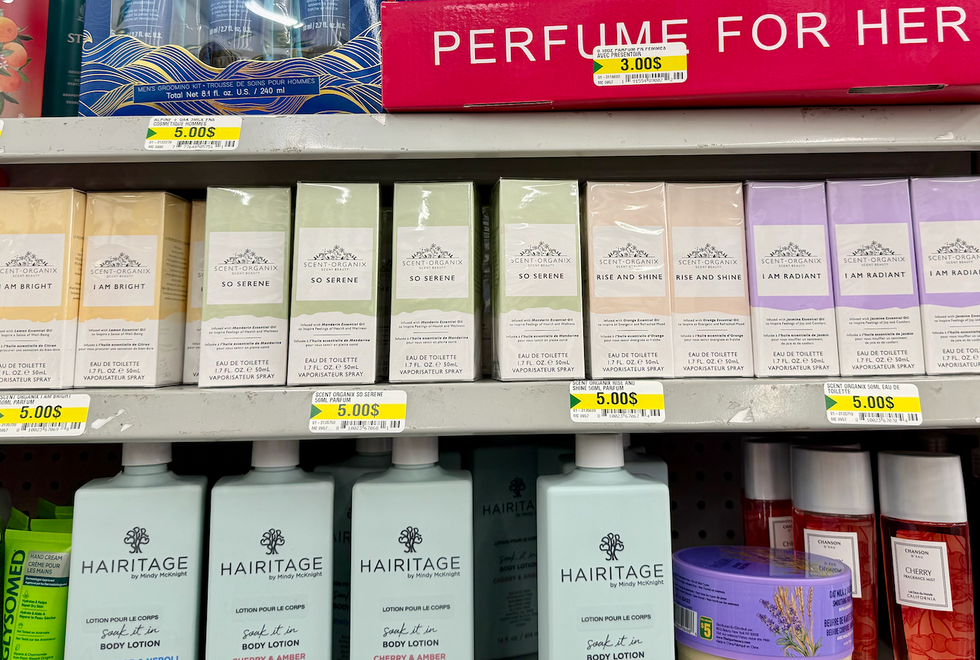 Les eaux de toilette de la marque Scent Organix sur les tablettes du Dollarama.