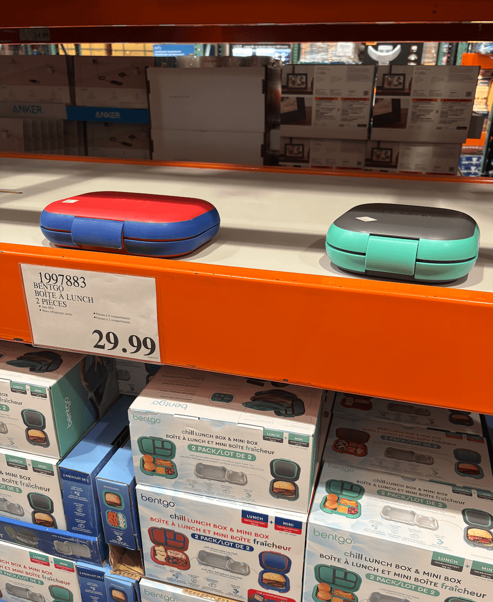 Les ensembles de bo\u00eetes \u00e0 lunch Bentgo Chill dans une all\u00e9e du Costco.