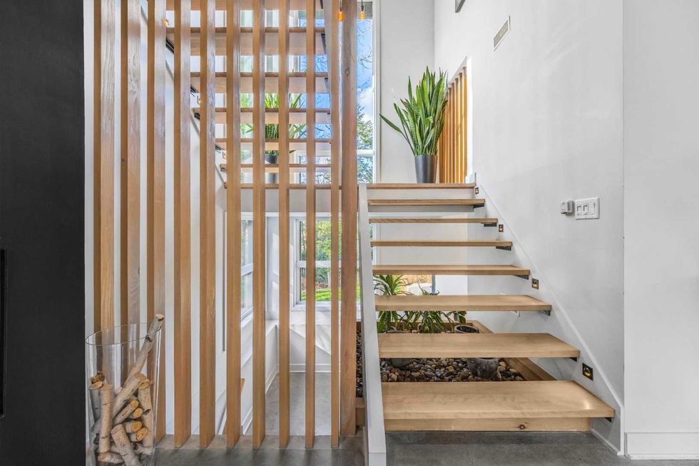 Les escaliers en bois menant au 2e \u00e9tage.