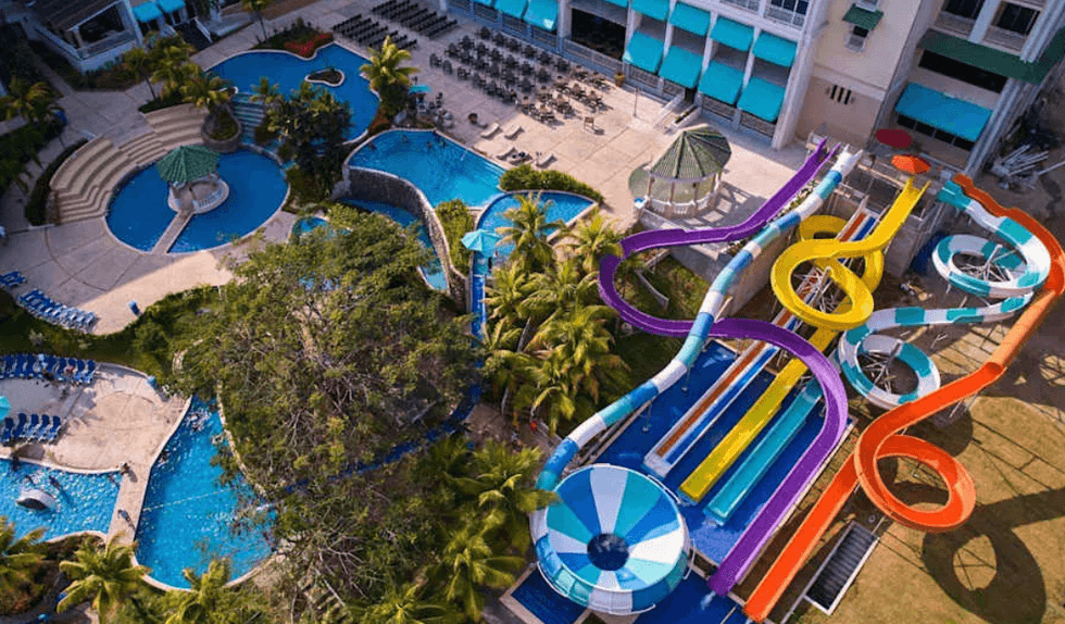 Les glissades d'eau en cascade du Gran Evenia Bijao au Panama.