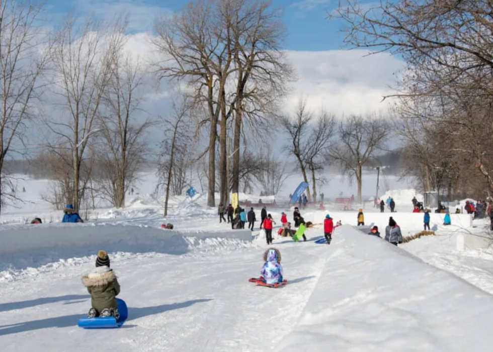 Les glissades ext\u00e9rieures de Sainte-Rose en blanc.