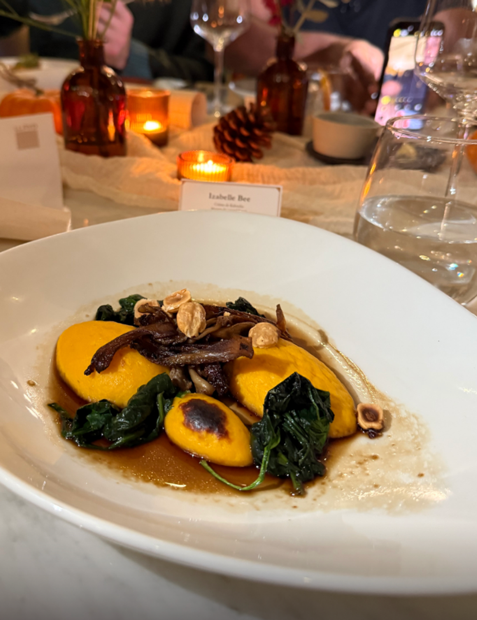 Les gnocchis de courge avec \u00e9pinards et noisettes dans un bouillon de champignons