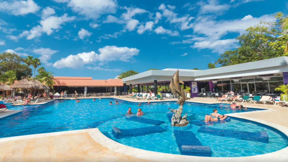 Les invit\u00e9s du Riu Lupita qui se baignent dans une grande piscine.