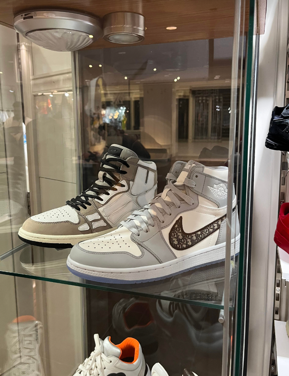 Les Jordan 1 Retro High en collaboration avec Dior vendus \u00e0 12 000 $.