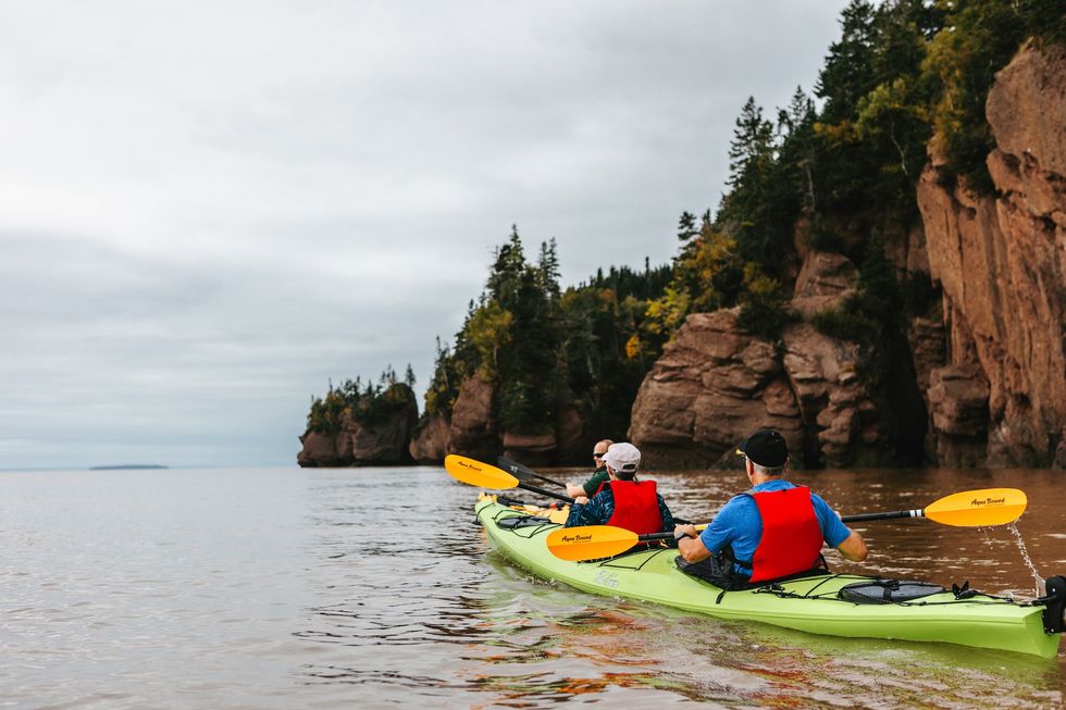 Les kayakistes explorent la baie de Fundy.