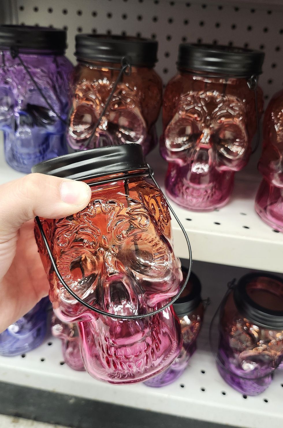 Les lanternes en verre en forme de cr\u00e2ne .