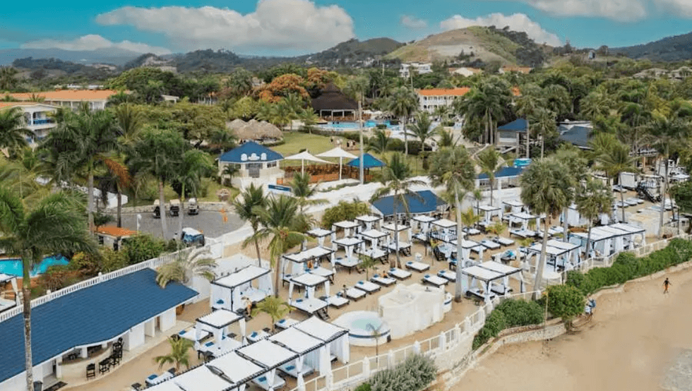 Les lits balinais en bord de plage du Lifestyle Tropical Beach Resort and Spa \u00e0 Puerto Plata.