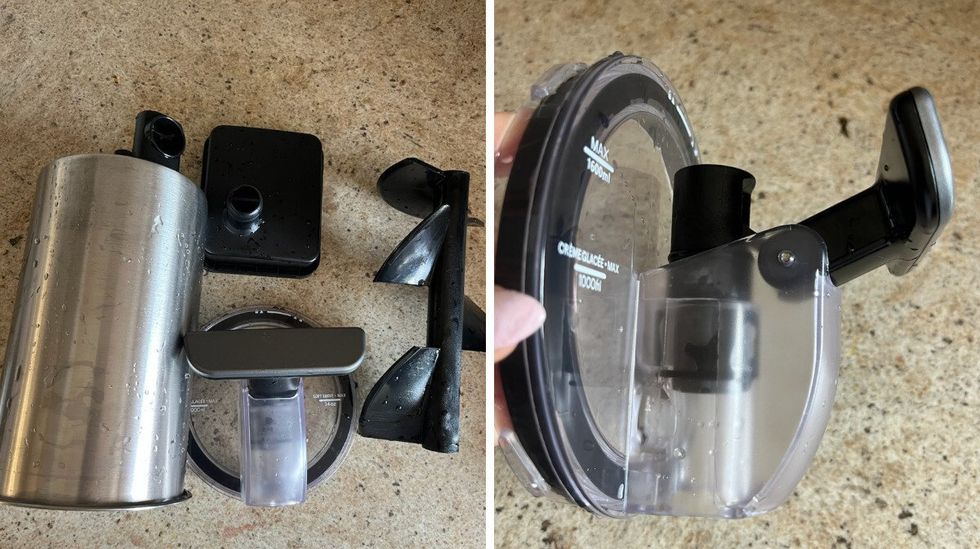 Les pi\u00e8ces de la machine Gourmia pour la cr\u00e8me glac\u00e9e. Droite : Le bec verseur, difficile \u00e0 laver correctement.