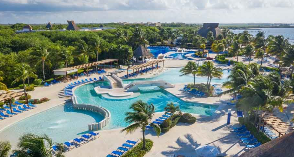 Les piscines de l'h\u00f4tel Bluebay Grand Esmeralda au Mexique.