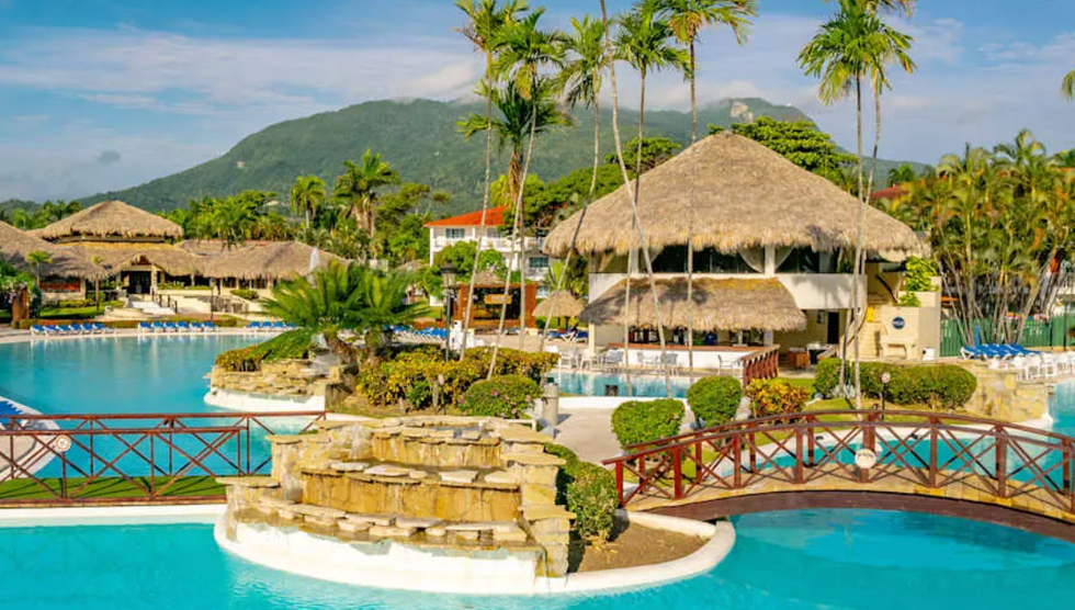 Les ponts de la piscine du Marien Puerto Plata Hotel en R\u00e9publique dominicaine.
