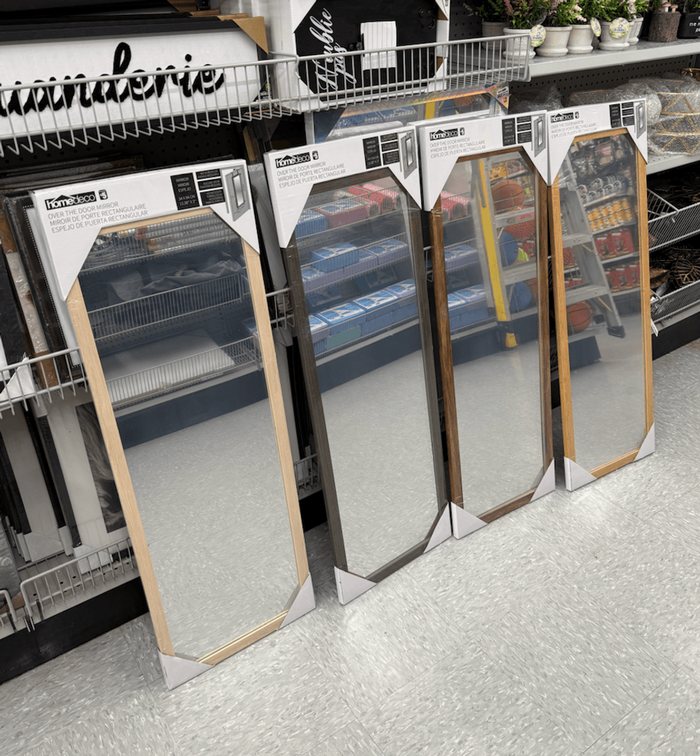Les quatre miroirs au Dollarama.