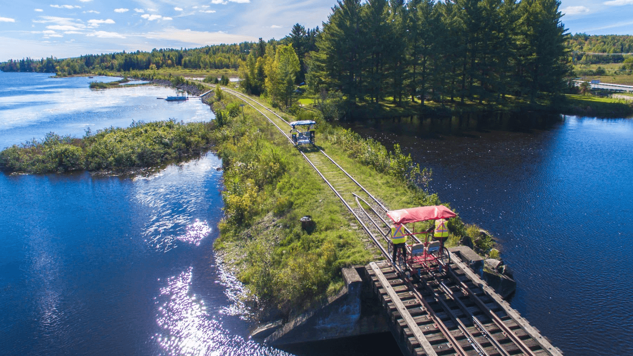 Les rails de vélos au bord de l'eau.