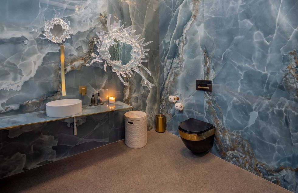 Les salles de bain de Piano Piano sur la rue Colborne \u00e0 Toronto.