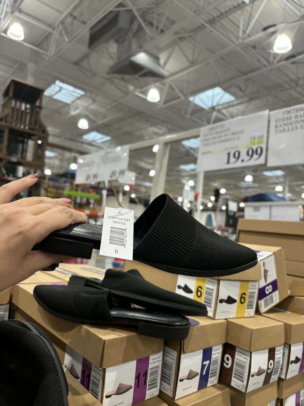 Les sandales Steve Madden en noir \u00e0 vendre au Costco.