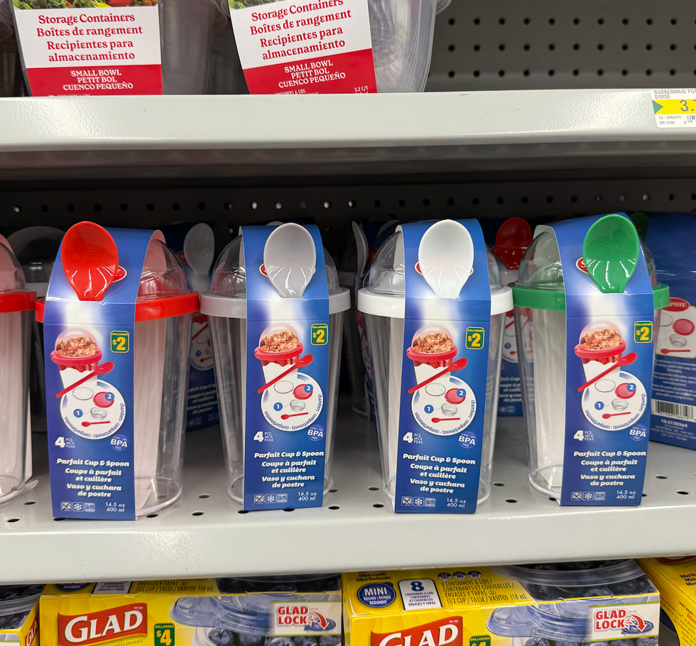 Les tasses \u00e0 yogourt avec sur les tablettes du Dollarama.