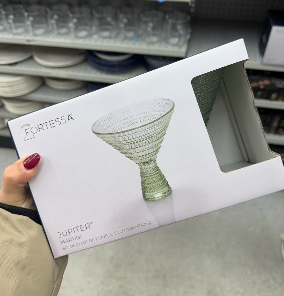 Les verres \u00e0 Martini JUPITER de Fortessa, dans la couleur verte vendus au Dollarama.