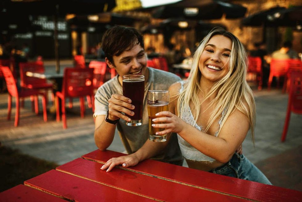 Les visiteurs d\u00e9gustent les bi\u00e8res de la Picaroons Brewing Company, \u00e0 Fredericton.