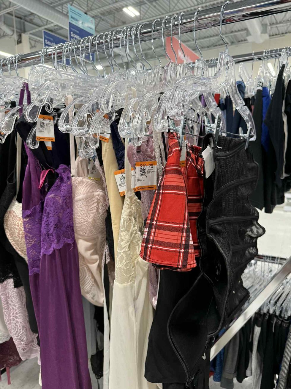 Lingerie vari\u00e9e en vente \u00e0 la Fripe-Prix Renaissance de Rosem\u00e8re.