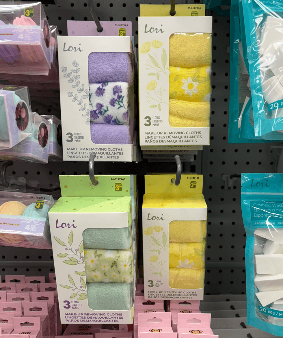 Lingettes d\u00e9maquillante en paquet de 3 sur les \u00e9tag\u00e8res du Dollarama.
