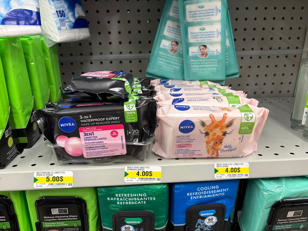 Lingettes d\u00e9maquillantes Nivea 3 en 1 sur les tablettes du Dollarama.