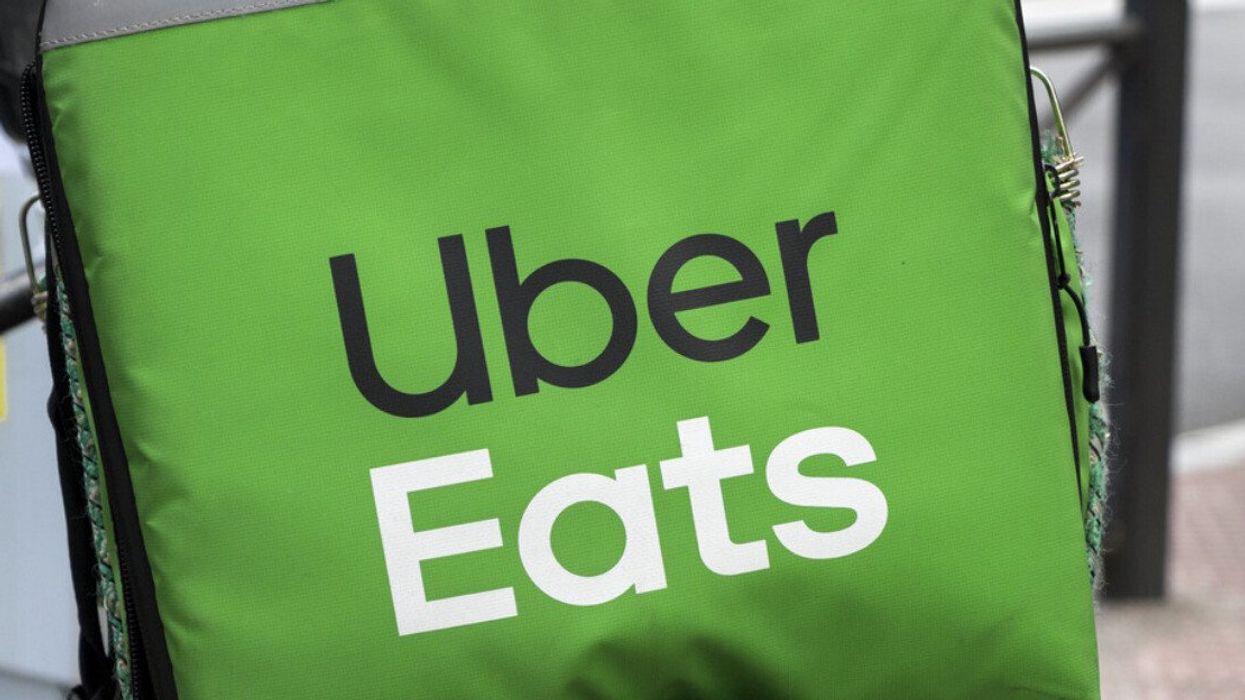 Logo de Uber Eats sur un sac de livraison vert.