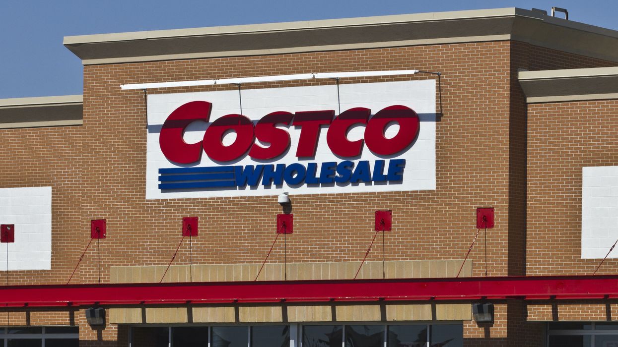 Logo du Costco sur une façade en brique avec ciel bleu