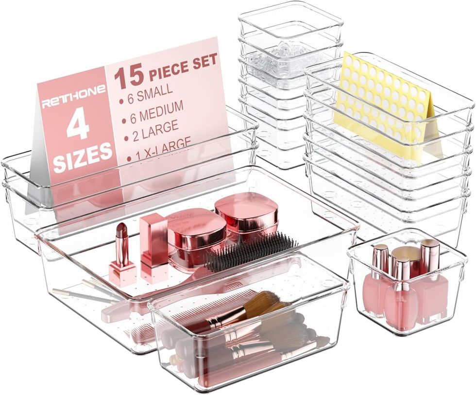 Lot de 15 bacs de rangement en plastique transparent sur fond blanc.