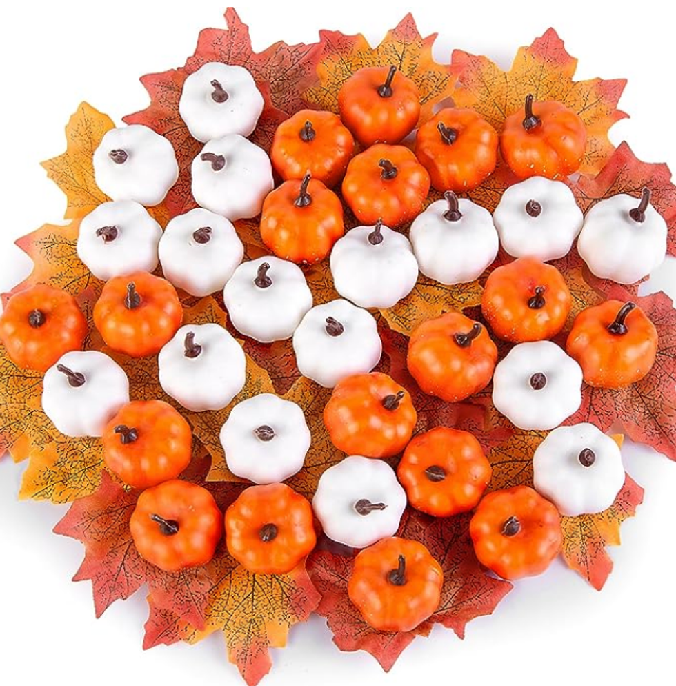 Lot de 36 citrouilles artificielles.