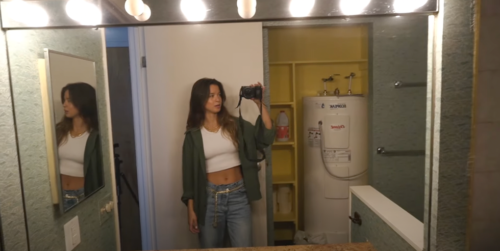 Lucie Rh\u00e9aume dans sa salle de bain.