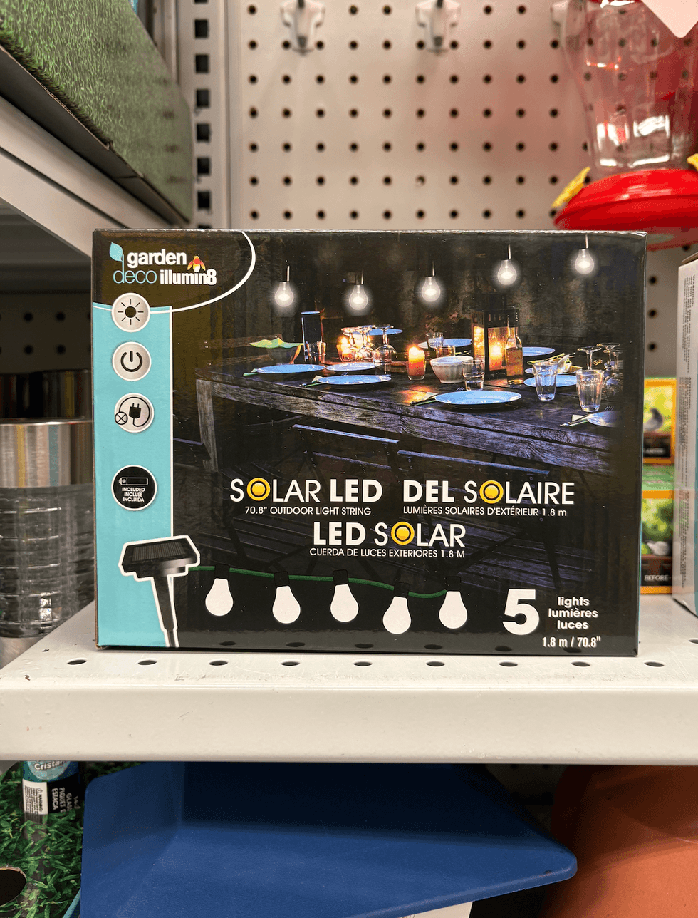 Lumi\u00e8re solaire d'ext\u00e9rieur sur les tablettes du Dollarama.