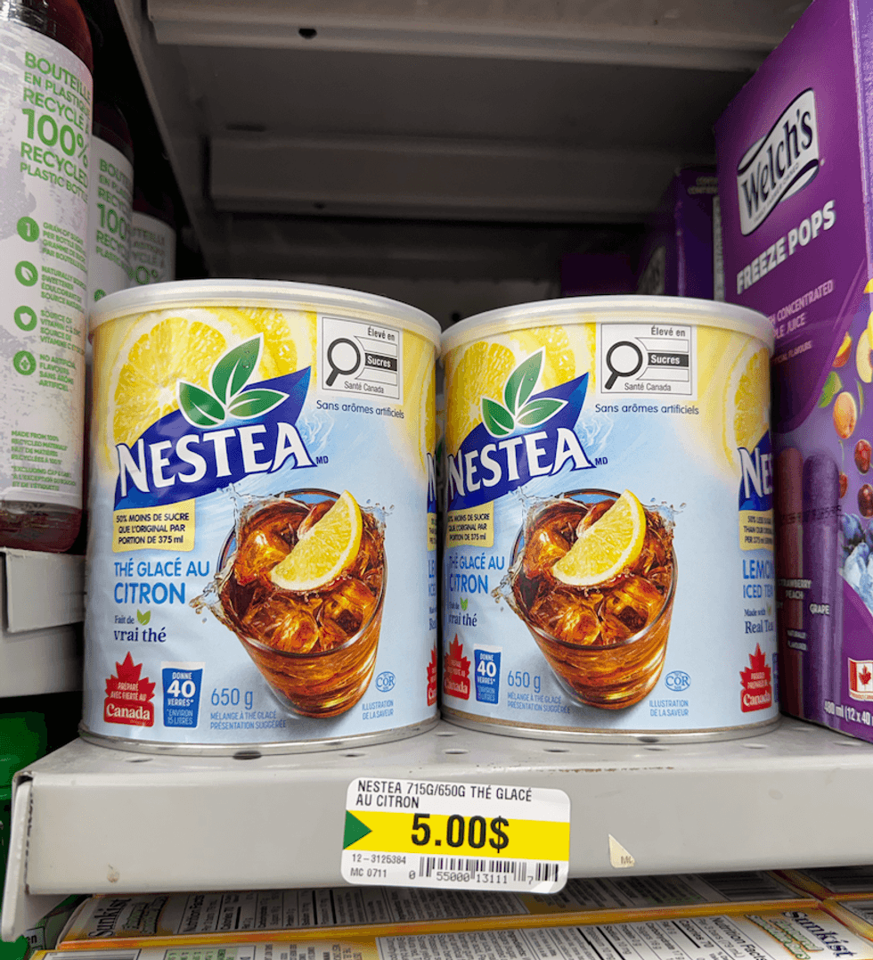 M\u00e9lange de th\u00e9 glac\u00e9 au citron en poudre Nestea, vendu au Dollarama.