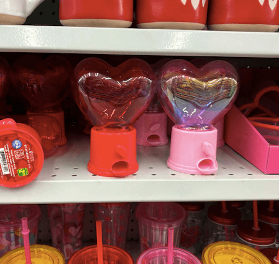 Machine \u00e0 gomme en forme de coeur.