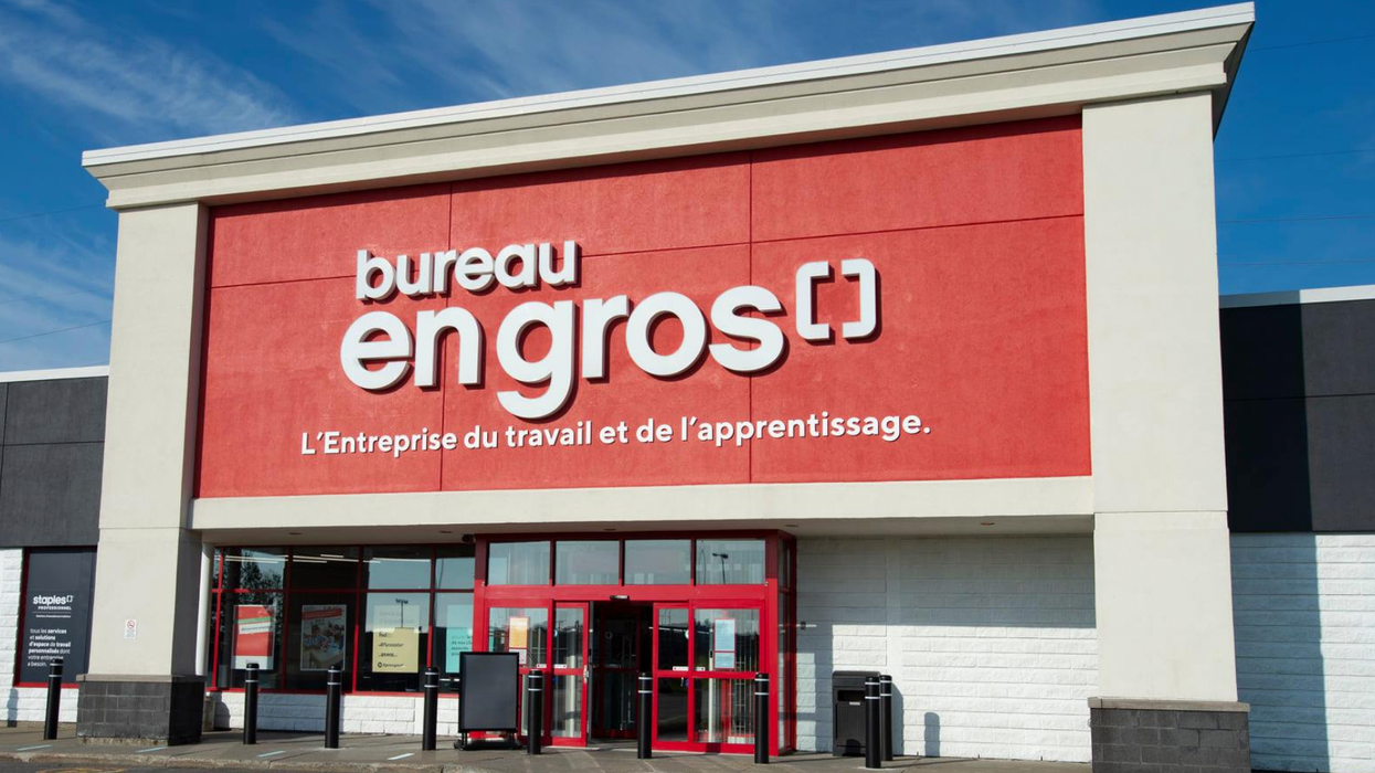 Magasin Bureau en Gros vu de l'extérieur avec la porte coulissante ouverte.