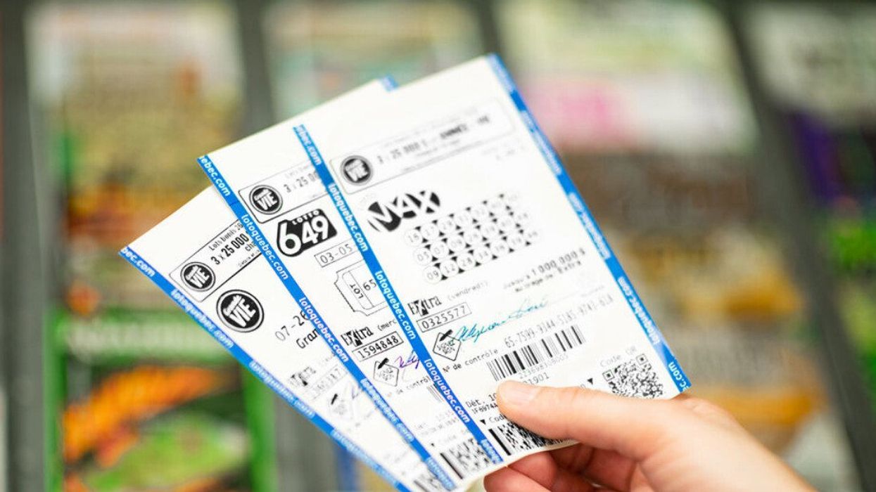 Main tenant trois billets de loterie : Grande Vie, Lotto 6/49 et Lotto Max.