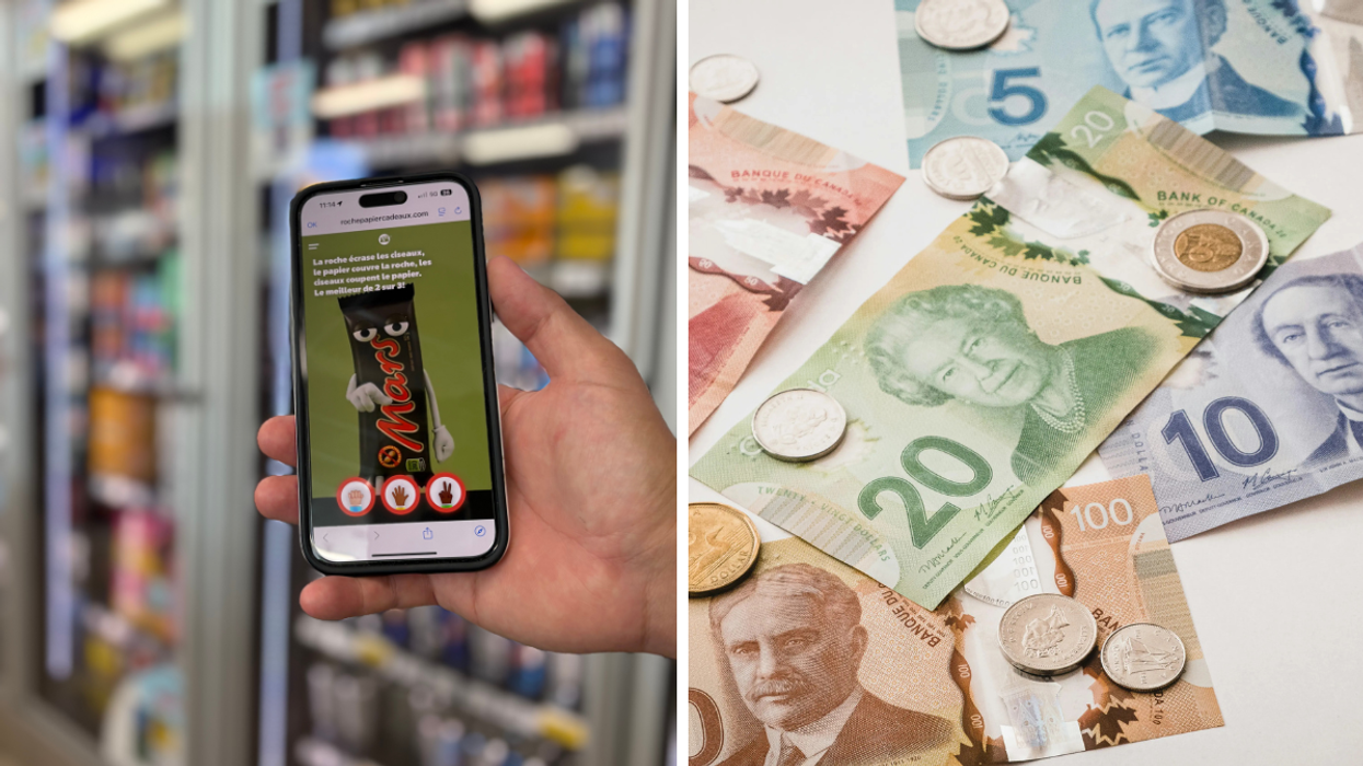 Main tenant un téléphone affichant le jeu Mars dans un dépanneur. Droite: Gros plan sur des billets et pièces de monnaie canadiens étalés sur une table.
