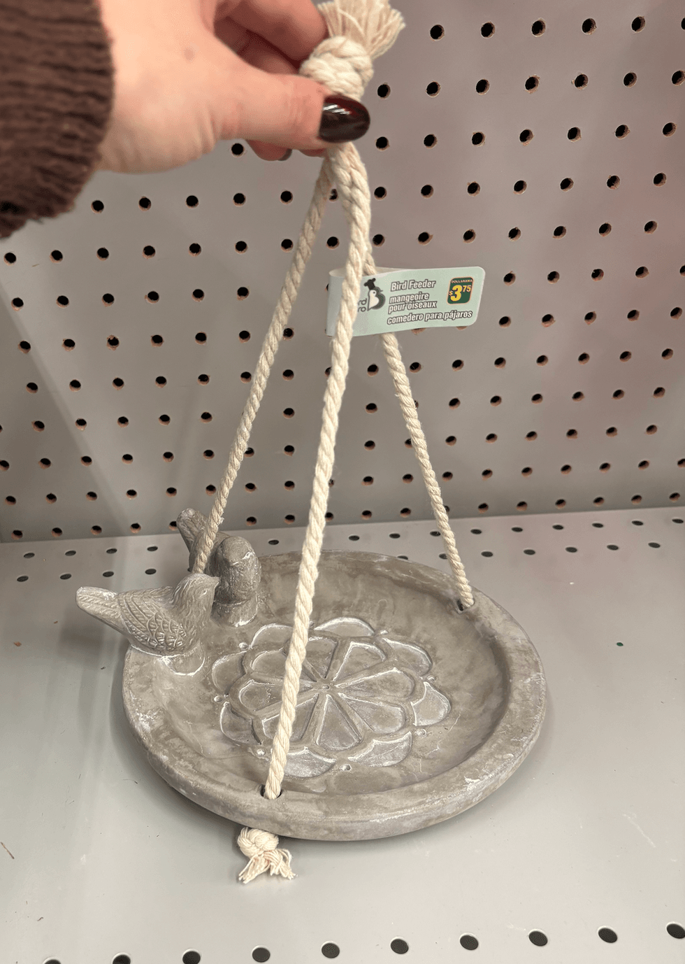 Mangeoire pour oiseaux sur les tablettes du Dollarama.