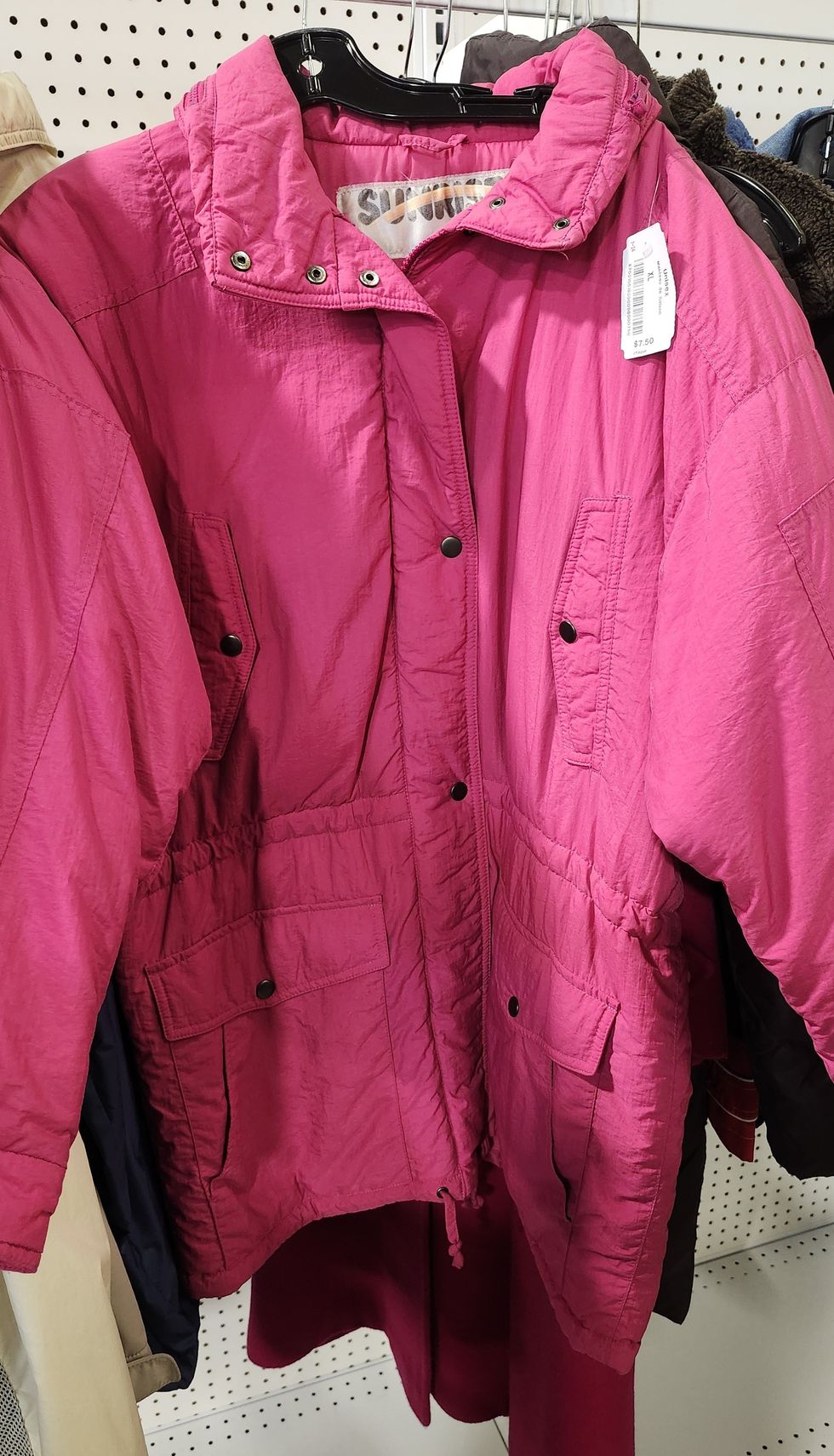 Manteau long de couleur rose \u00e9clatante.