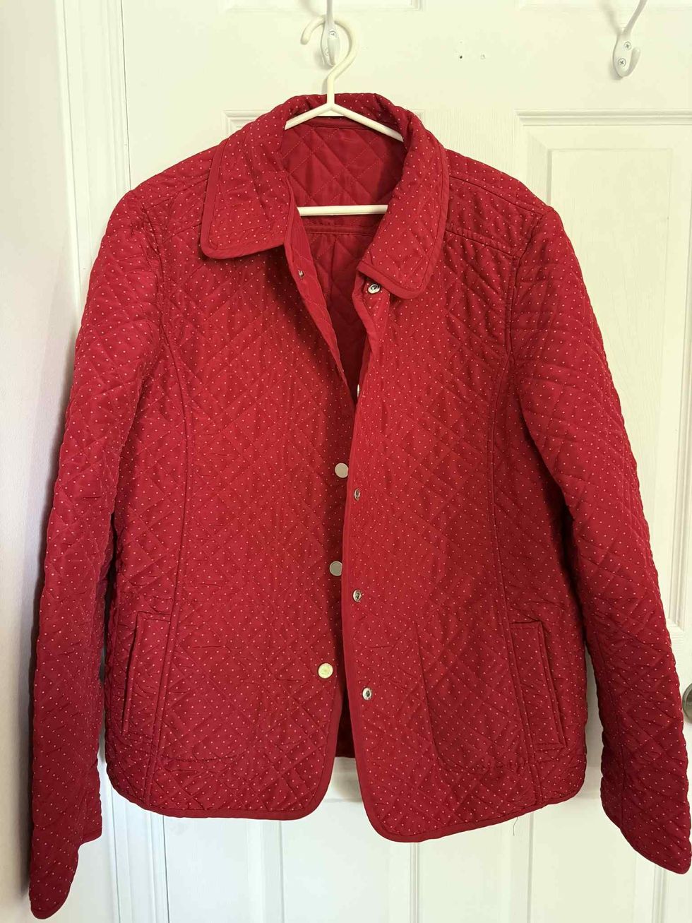 Manteau rouge \u00e0 pois r\u00e9versible.