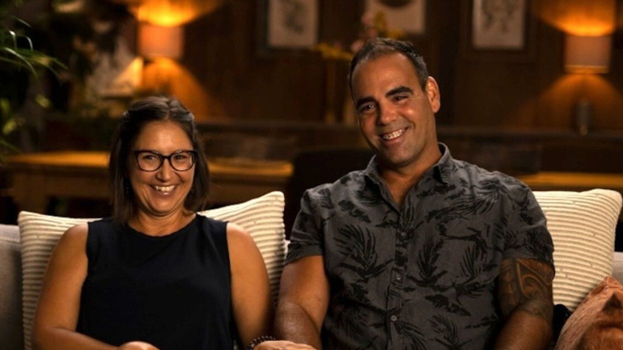 Marie-Josée et Julien assis sur un divan.