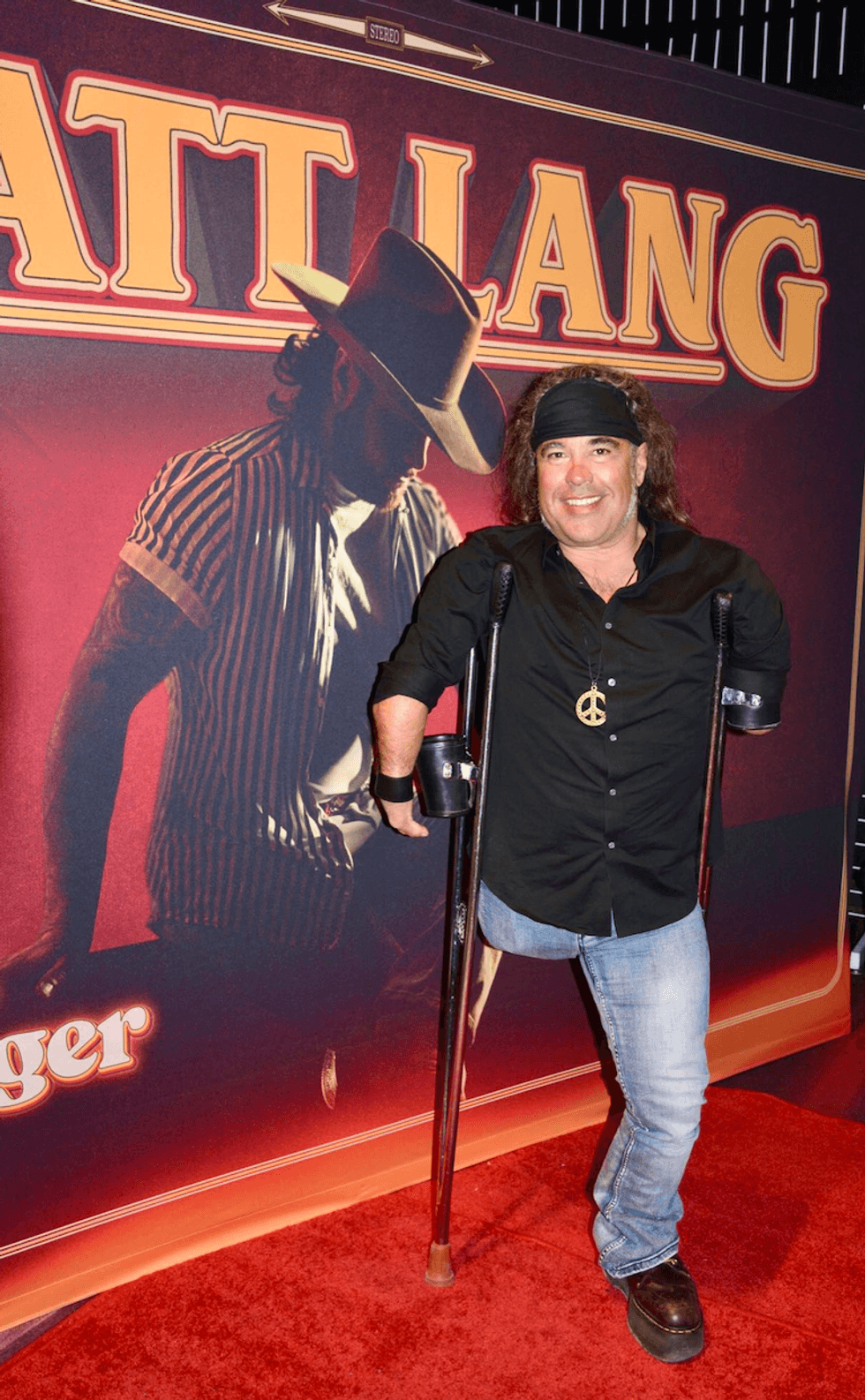 Martin Deschamps sur le tapis rouge \u00e0 la premi\u00e8re de Matt Lang.