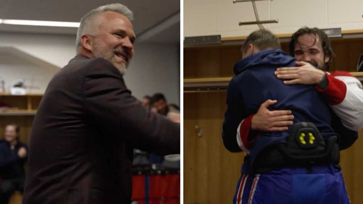 Martin St-Louis. Droite : Ivan Demidov et Alex Newhook des Canadiens de Montréal.