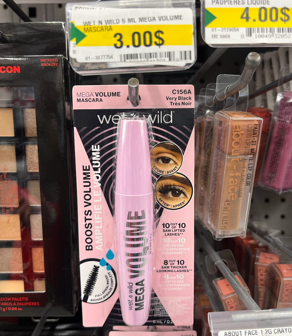Mascara hydrofuge M\u00e9ga Volume de Wet n Wild dans son emballage au Dollarama.