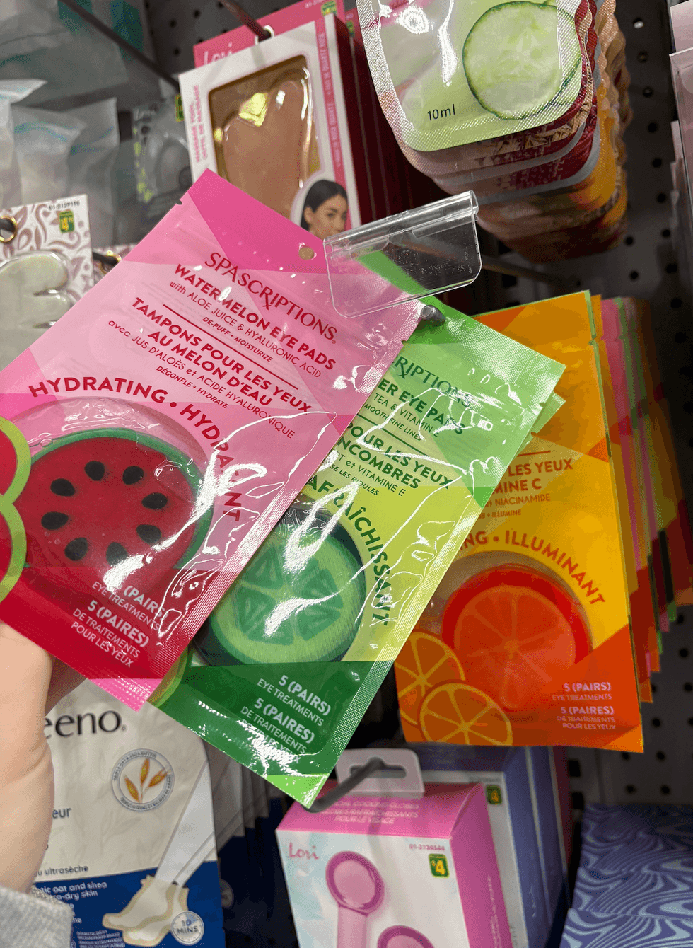 Masques pour les yeux sur les \u00e9tag\u00e8res du Dollarama.