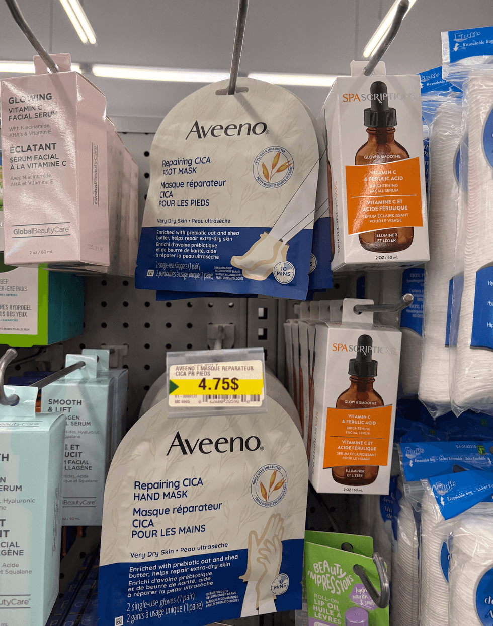 Masques r\u00e9parateurs CICA pour les mains et les pieds de la marque Aveeno sur les \u00e9tag\u00e8res du Dollarama.
