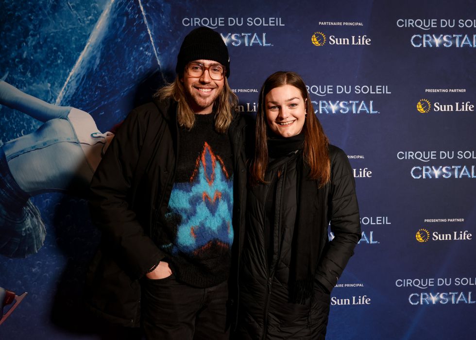 Math Duff et son accompagnatrice sur le tapis rouge su Cirque du Soleil.