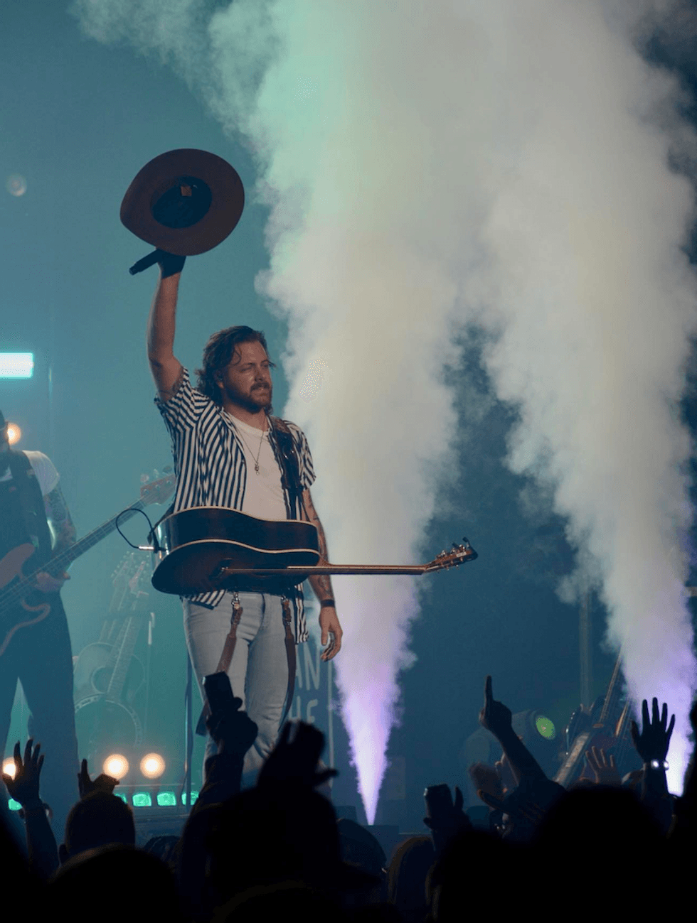 Matt Lang sur sc\u00e8ne, qui l\u00e8ve son chapeau de cowboy \u00e0 la foule.