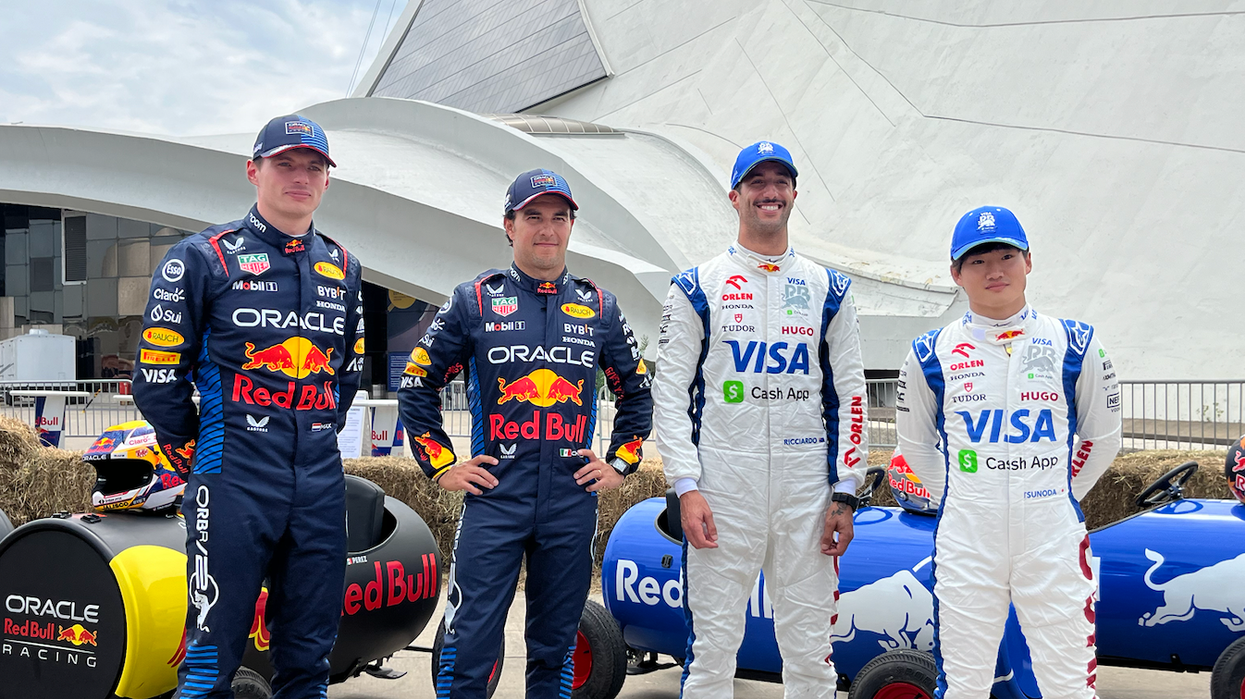 Max Verstappen, Sergio « Checo » Pérez, Daniel Ricciardo et Yuki Tsunoda devant leurs boîtes à savon.